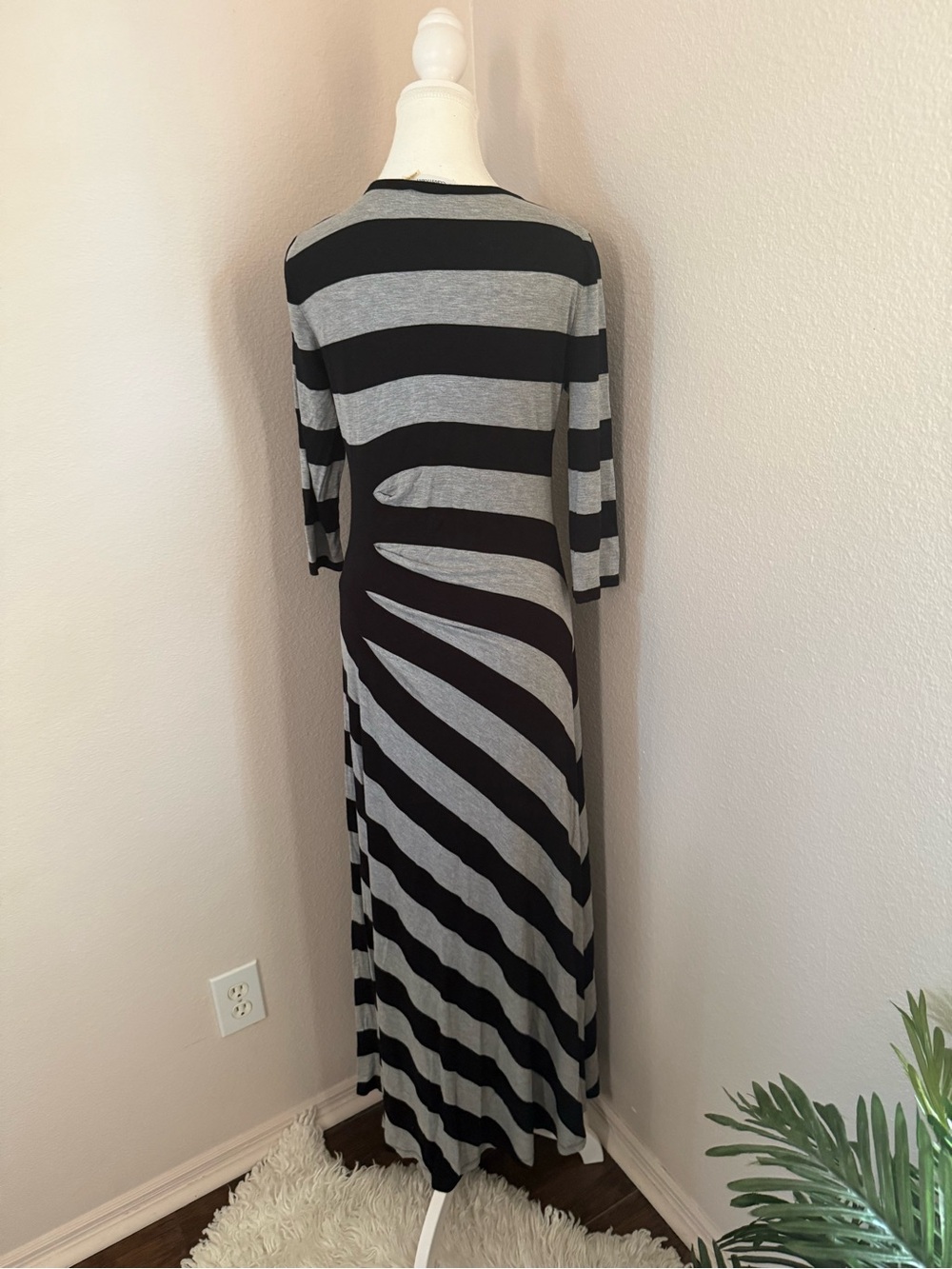 Calvin Klein Black Grey Striped Maxi Dress Soft Stretch Casual Elegant Size 8. - Picture 4 of 7